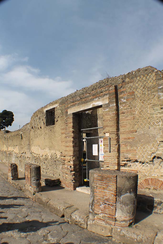 II.2 Herculaneum. March 2019. Looking towards entrance doorway on west side of Cardo III.
Foto Annette Haug, ERC Grant 681269 DÉCOR.